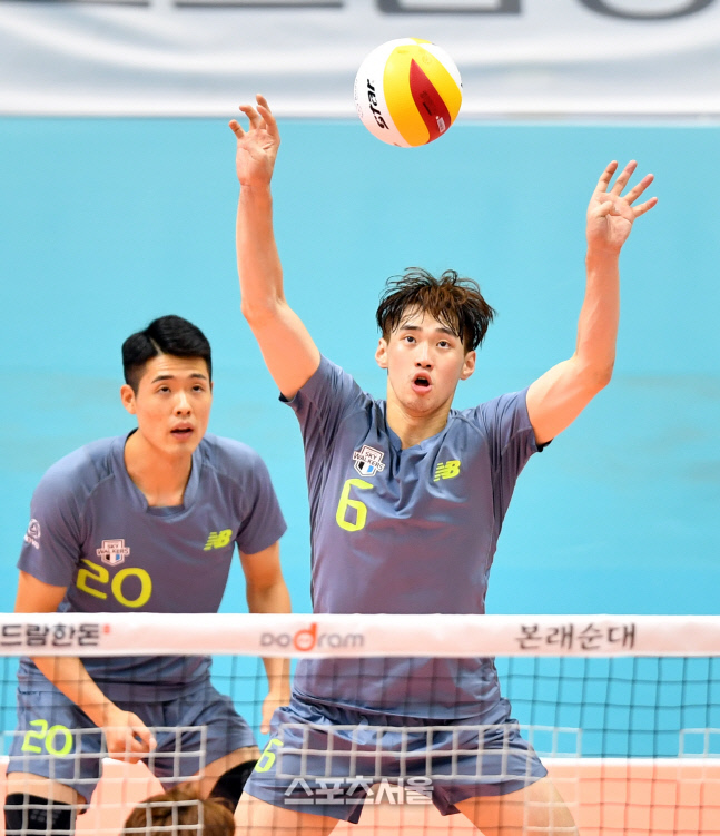 리시브 김선호[포토]