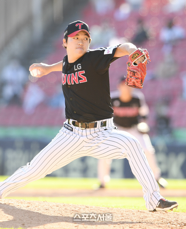 [포토]승리 지켜낸 LG의 마무리 고우석