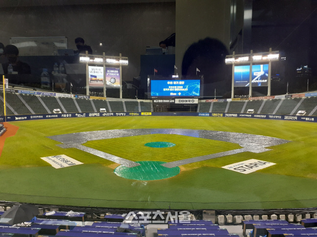 잠실 KIA-두산전, 폭우에 우천 노게임 선언...9월1일 DH