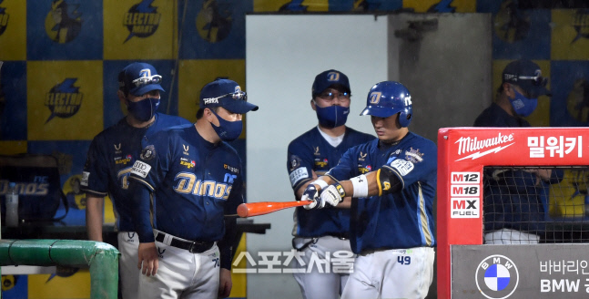 강진성에 원포인트레슨 이동욱 감독[포토]