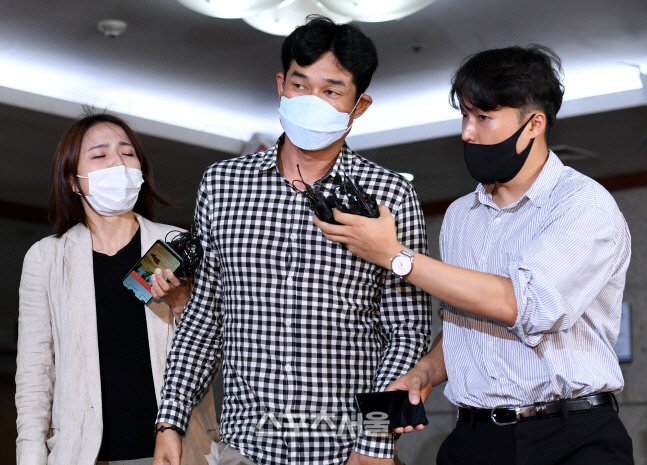 [포토] 김규봉 감독 \'기자들 질문엔 묵묵부답\'