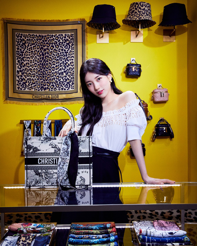 디올 수지 현대 팝업 (10)