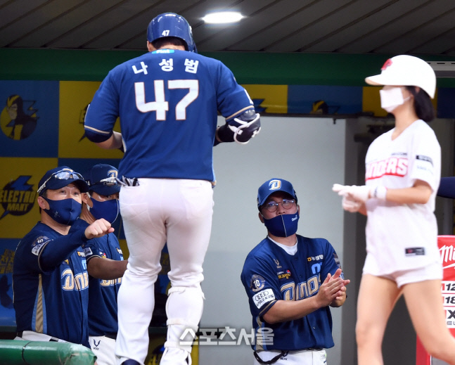 [포토]나성범 홈런 축하하는 이동욱 감독