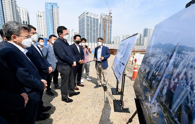 박남춘 인천시장, 청라타워·3연륙교 등 대형사..