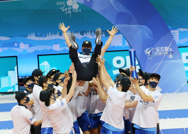 우리카드 우승 헹가래