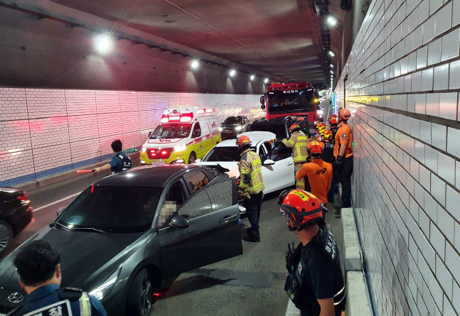 부산 가덕 해저터널서 3중 추돌사고…5명 부상