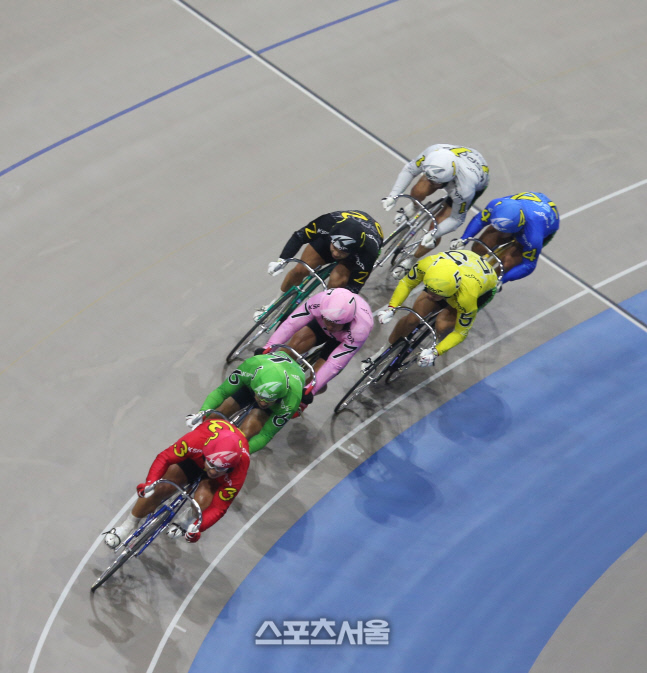 2-1 광명스피돔 경륜경주 장면