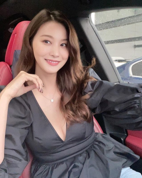 차량 안도 레드카펫처럼…유인영, 여배우의 남다른 패션 감각[★SNS]