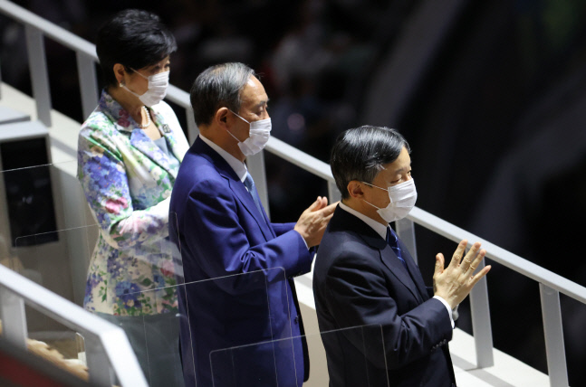 [패럴림픽] 일본 선수단 입장에 박수치는 일왕과 총리