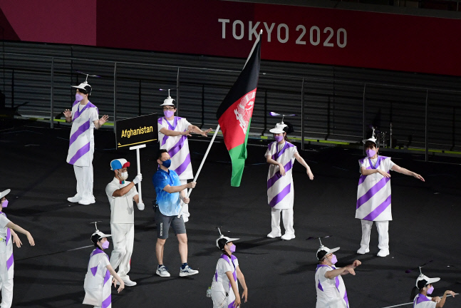[패럴림픽] 출전 못해도, 아프간 국기는 행진