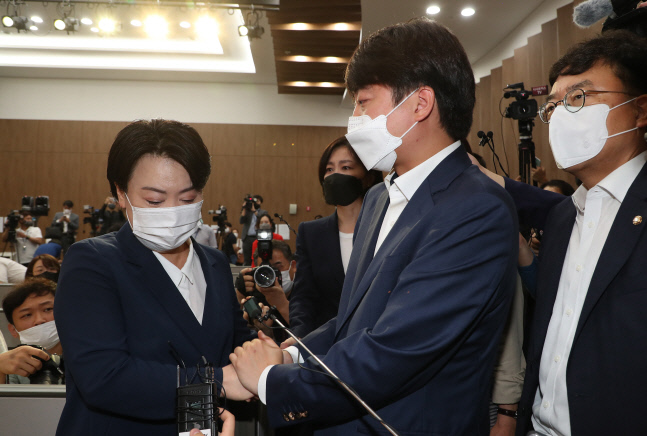 '부동산 불법 의혹' 윤희숙, 의원직 사퇴 선언…대선 경선도 포기