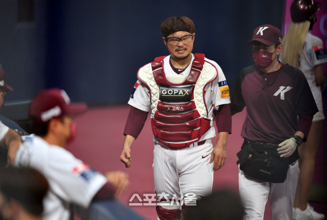 4회초 부상교체되는 이지영 [포토]