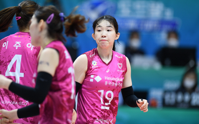 주요 공격수, 베테랑, 주장…"떨쳐내야죠" 흥국생명 김미연의 어깨는 무겁다