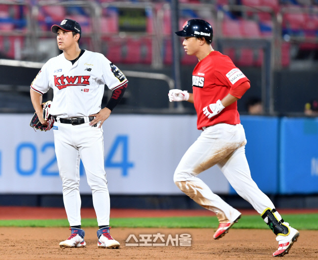 선제솔로 고종욱, 먼산 황재균[포토]