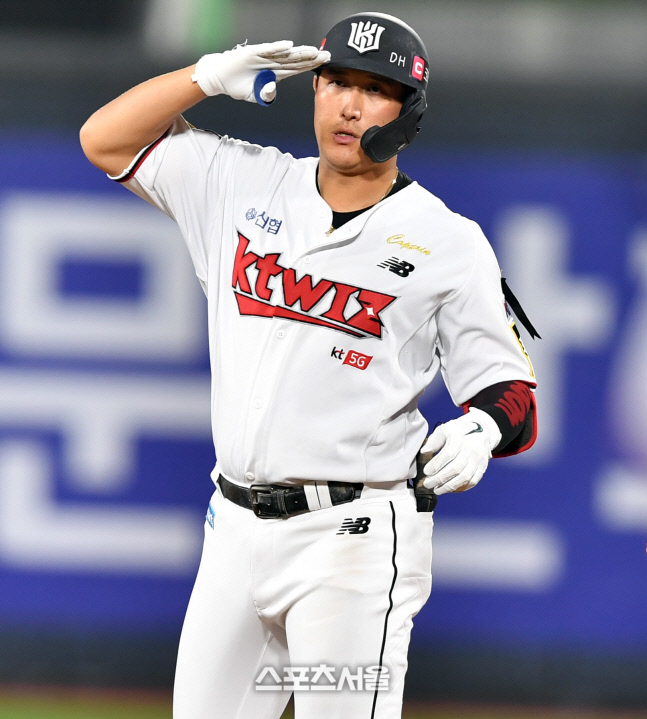 동점타 '거수경례' 황재균[포토]