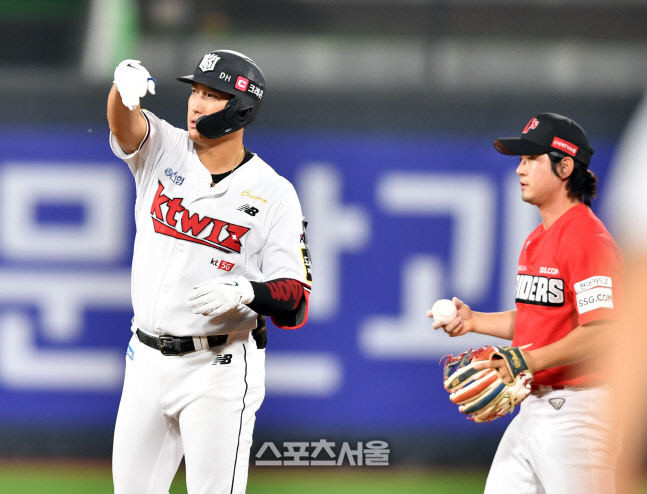 동점타 '거수경례' 황재균[포토]