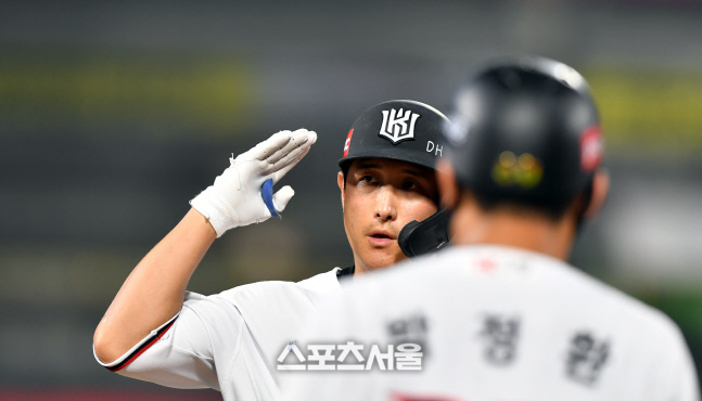 4안타째 황재균 '오늘은 경례 마구 하는 날[포토]