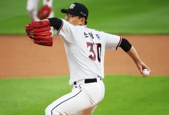 '소형준 4승+황재균 3안타' KT, SSG 상대로 선두 굳히기