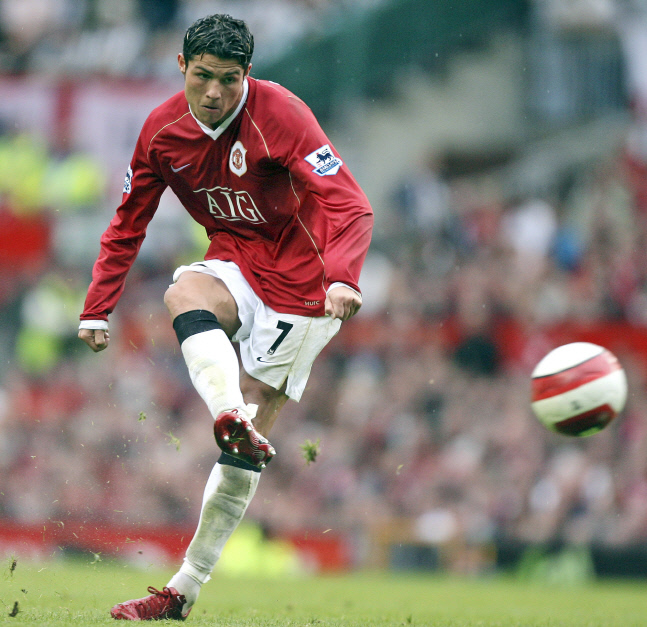 호날두의 무회전 프리킥