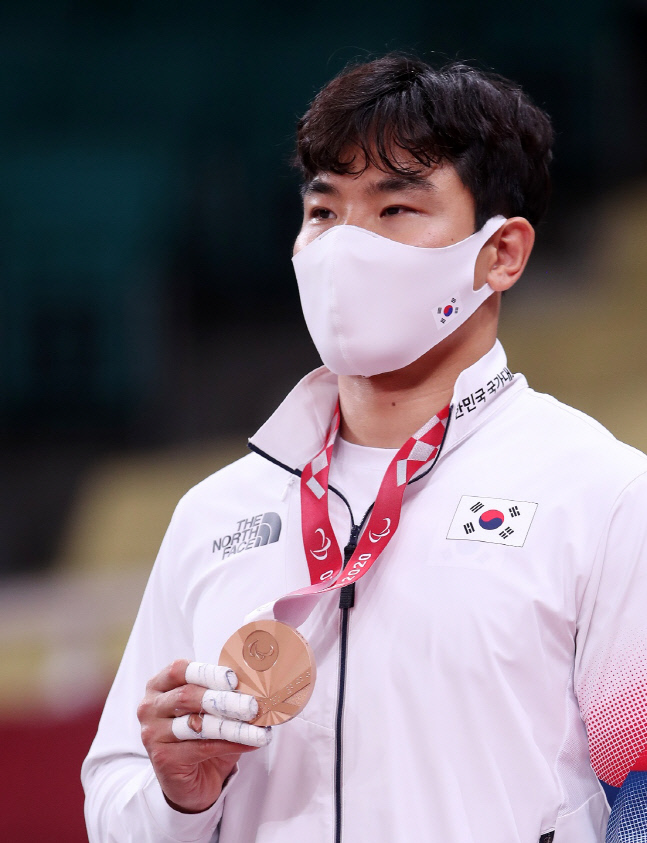 [도쿄패럴림픽]유도 이정민 동메달 수확 "감사하고 행복하다"