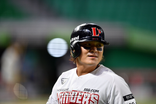 KBO 첫 4번타자 나선 추신수, 한 타석만에 교체…사유는 미국 출국