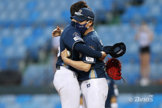 임시 사령탑 맡은 강인권 수석코치, 감독석에서 아들 강태경 투구 지켜본다