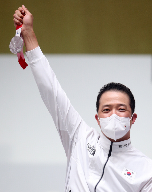 [도쿄패럴림픽]사격 박진호, 0.1점 차이로 혼성10m 은메달 획득