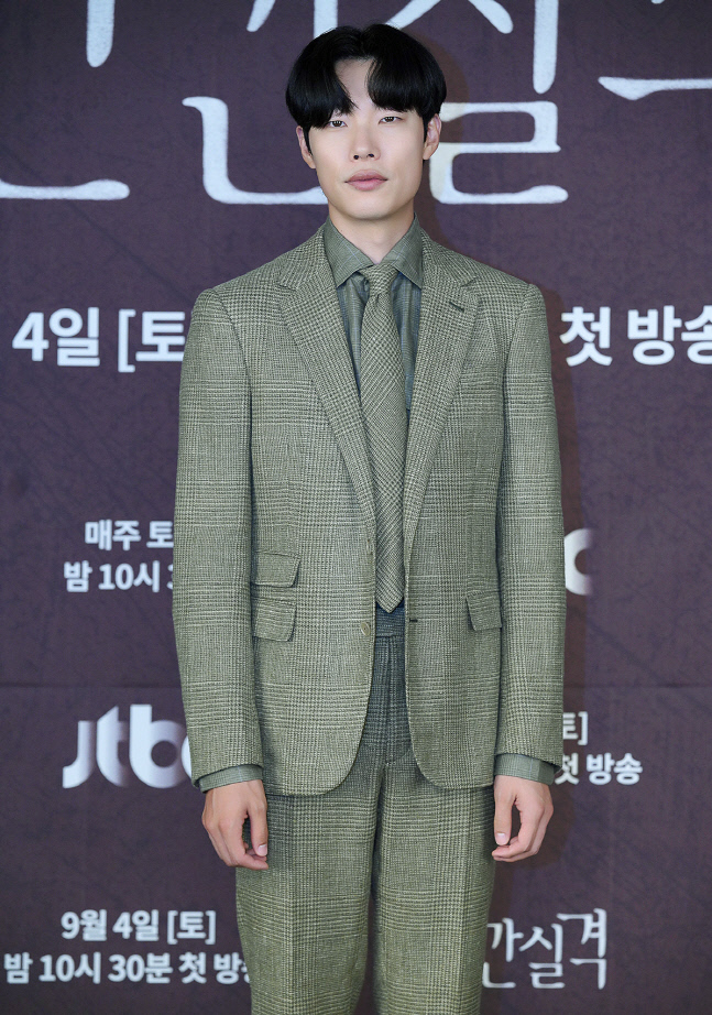 인간실격 류준열 01