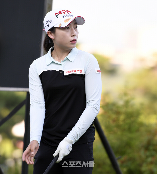 홀을 쳐다보는 '레이디스 오픈'의 지수진, 공이 홀인원이 됐을까?[포토]