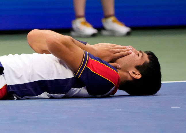 코트에 누워버린 알카라즈