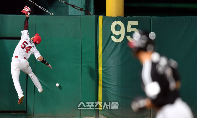 점프 최지훈 '조금 모자라네!'[포토]