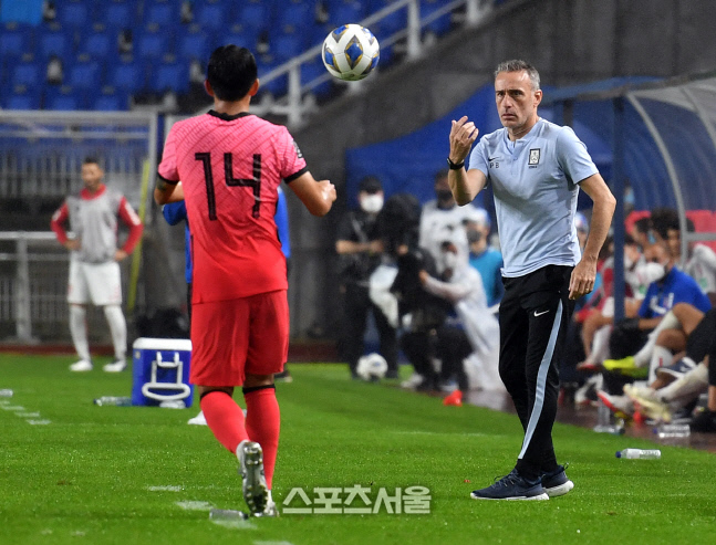 홍철에 패스하는 벤투[포토]