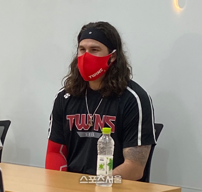 신기록 세운 LG 켈리 "아내와 태어날 둘째에게 미안…시즌 후 미국 간다"