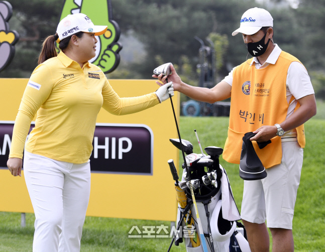 박인비와 남편이자 캐디인 남기협, 무얼 해도 한눈에 알보는 부부 사이랍니다![포토]