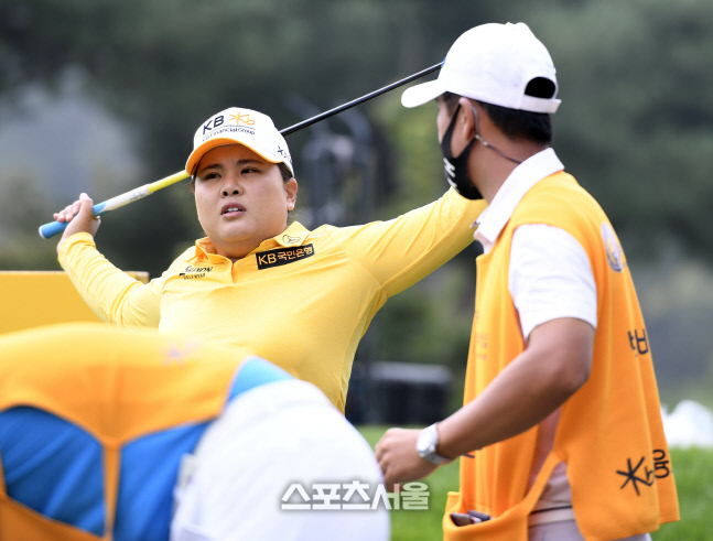 남편 앞에서 스트레칭하는 '골프여제' 박인비, 남편이 제일 편해![포토]