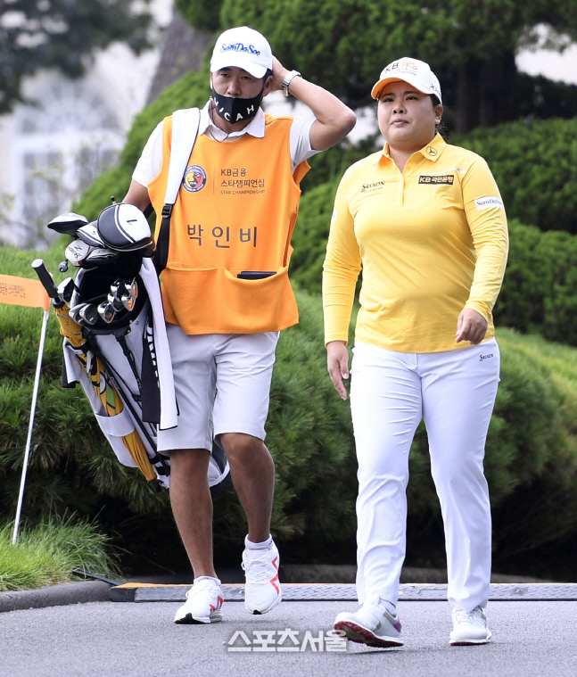 1번홀에 입장하는 박인비와 남기협 프로, '선수와 캐디, 아니 다정한 부부입니다' [포토]
