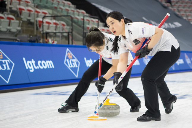 女컬링 국대 팀 킴 '정신적 지주' 피터 갤런트 지휘봉 잡고 첫 국제대회서 우승