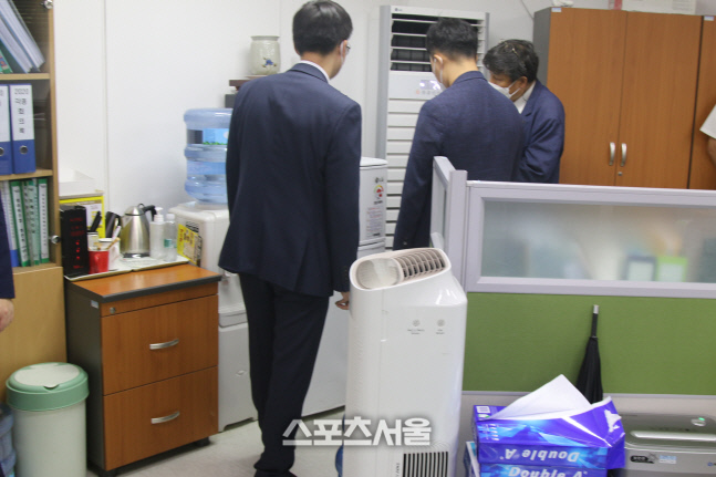 테니스협회 사무실 압류