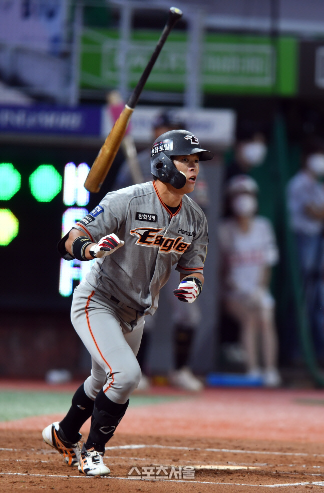 솔로포 터트린 노수광, 시원한 배트플립[포토]