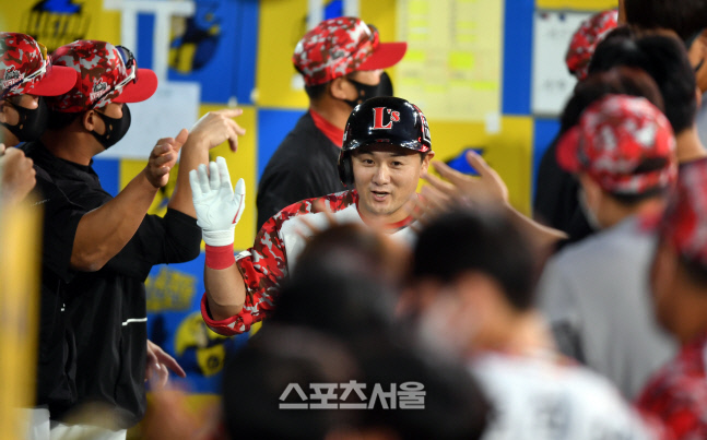 선제 투런포 최주환, 아름다운 밤이야![포토]