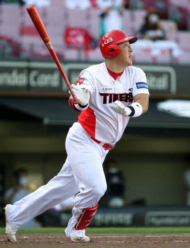 "둘째 출산으로 더 관심" 최형우, 취약계층 아동 위해 1억원 기부