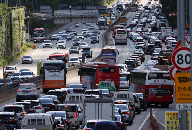 추석 연휴 둘째날 귀성 방향 정체…오후 4~5시 정체 절정