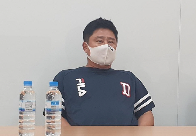 인터뷰하는 두산 베어스 김태형 감독