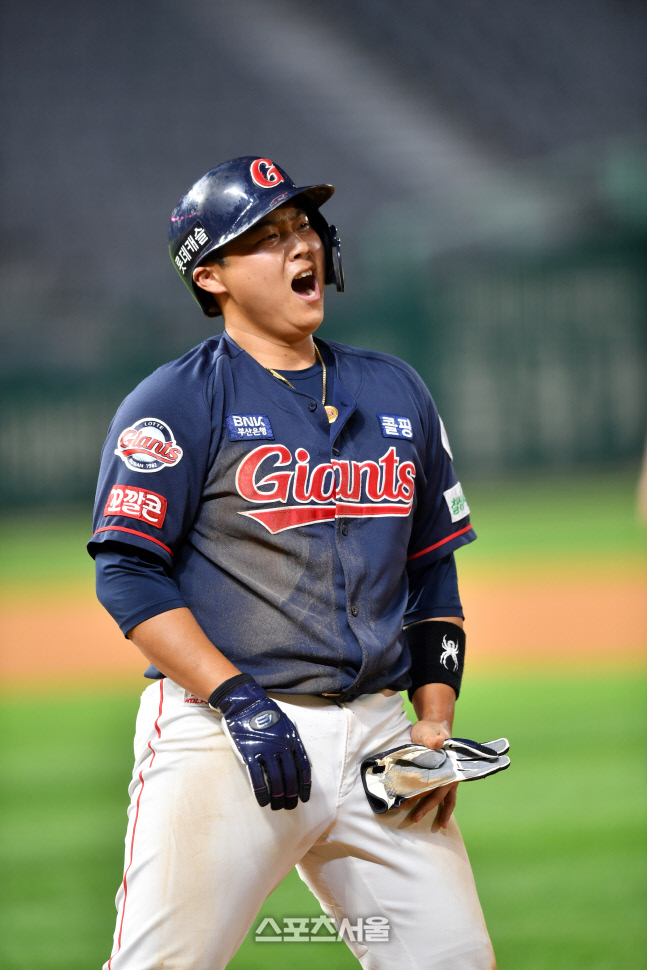 1루귀루 아웃 선언에 한동희 '내가 빨랐지요!' [포토]