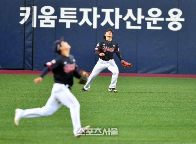 \'타구 이야에서 잃어버린\' 롯데 신용수[포토]