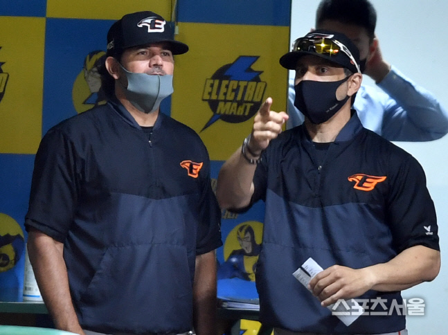 코치와 이야기나누는 수베로 감독[포토]