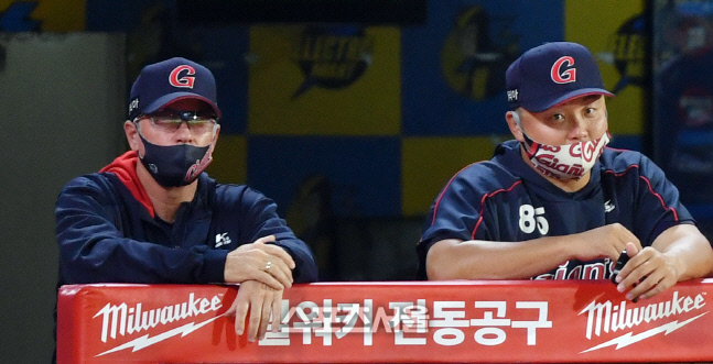 콩거코치와 함께 그라운드 응시하는 서튼 감독[포토]