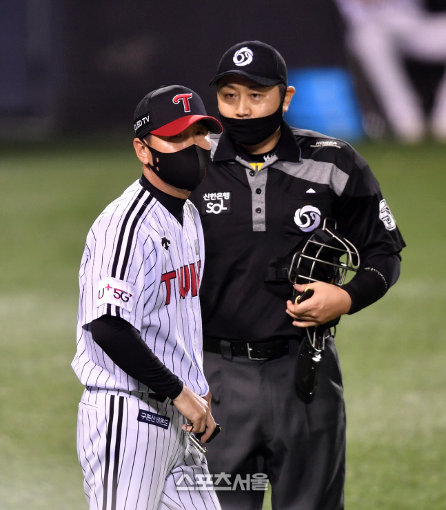 투수보크 주장한 류지현 감독[포토]