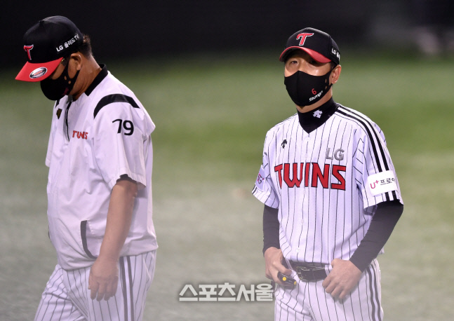 투수보크 주장한 류지현 감독[포토]