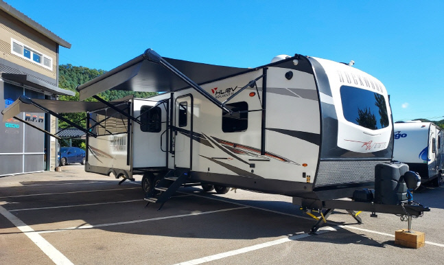 레저형차량 전문기업 하이랜더알브이코리아, '2021 오토살롱위크'에서 프리미엄 캠핑카와 카라반 선보여